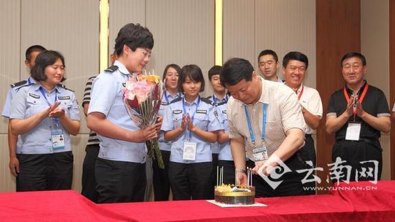  南博会上的温情 安保学警的别样生日