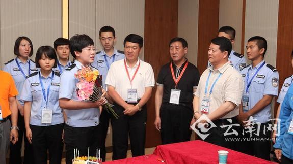  南博会上的温情 安保学警的别样生日
