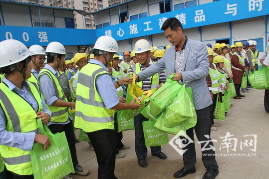  防暑保健送清凉 安全宣传进工地（图）
