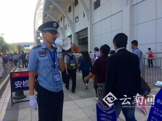  昆明官渡民警南博安保日记：笑容抵心 枝叶关情（图）