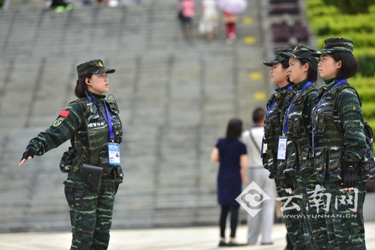  武警云南总队女兵田丽娟推迟拍婚纱照赴南博会执勤（图）