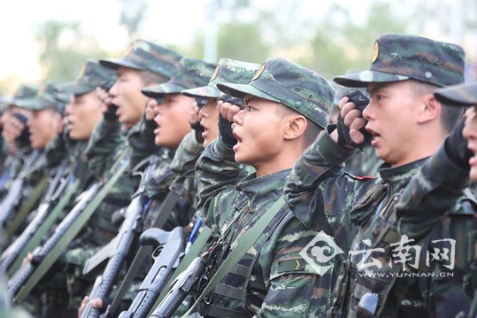  2名武警战士南博会安保一线“火线入党”（图）