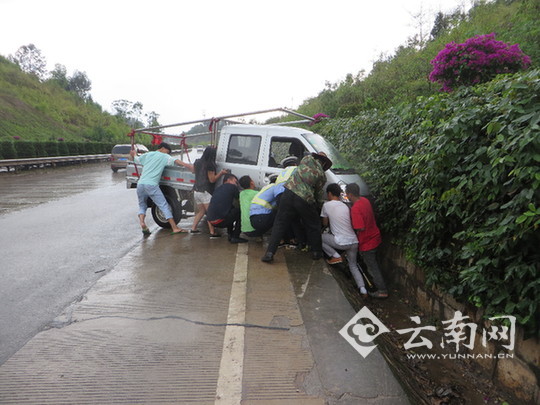  小货车雨天侧滑沟渠 云南江川交警及时出手救援（图）