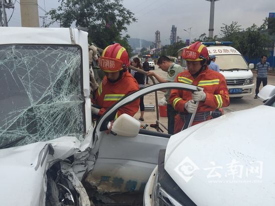  天雨路滑小轿车撞上面包车 事故致一人被困车内
