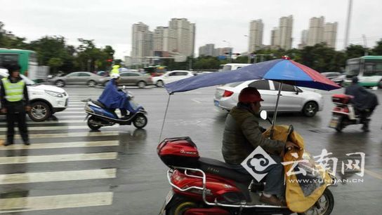  南博会期间 昆明交警收缴取缔非法加装雨蓬2053顶