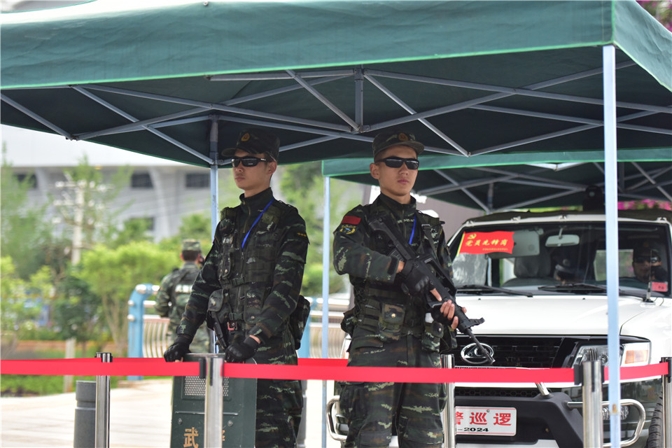 在岗1分钟安全60秒云南武警执勤官兵站好南博最后一班岗