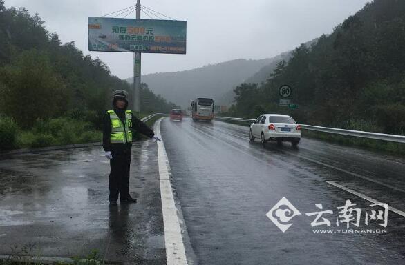  保龙高速交警加大雨天安全提示 共创和谐交通