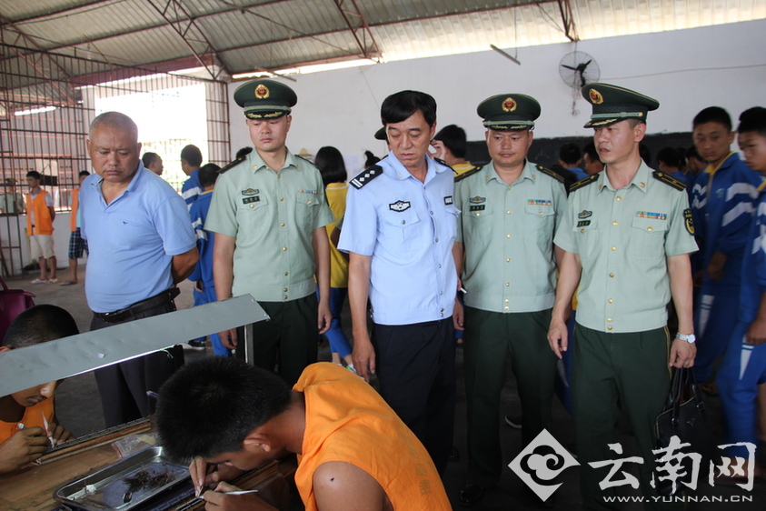 云南瑞丽边检站携手驻地青少年“零距离”接触禁毒教育
