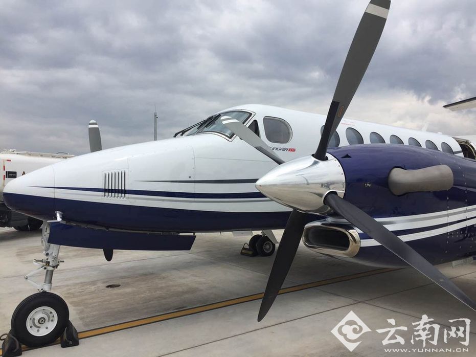 七彩云南通用航空公司举行飞行体验活动