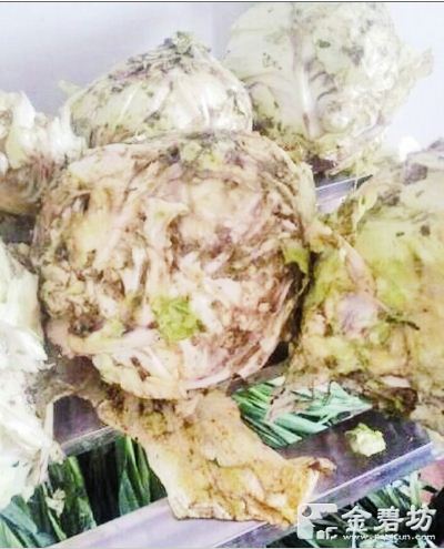  网曝学生营养餐惊爆腐败菜心 回应：该校冒领学生餐费4万多元