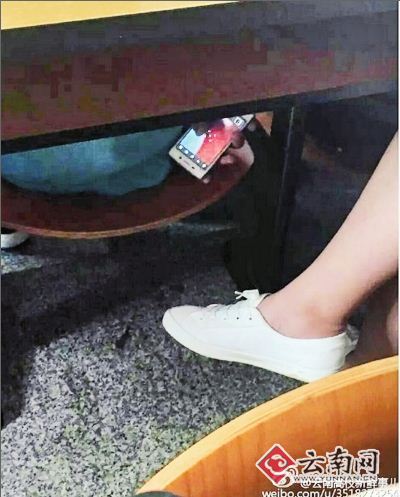  昆明一大学生教室偷拍女生裙底