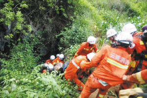  采钟乳石 4人被困200米溶洞中毒身亡