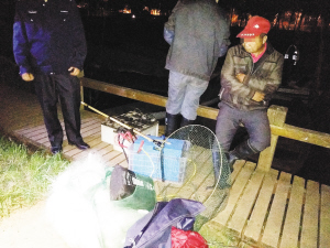 5村民夜间潜入草海捕鱼被抓现行
