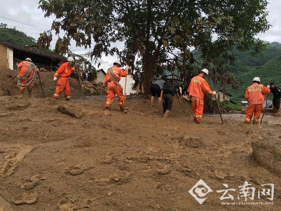  云南保山隆阳消防奋力处置山洪泥石流自然灾害事故 其中3人受伤 1人失联