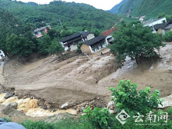  云南保山隆阳消防奋力处置山洪泥石流自然灾害事故 其中3人受伤 1人失联