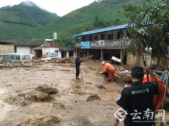  云南保山隆阳消防奋力处置山洪泥石流自然灾害事故 其中3人受伤 1人失联