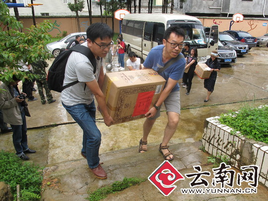  云南网情牵寻甸贫困小学 筹集近2万元物资献爱心
