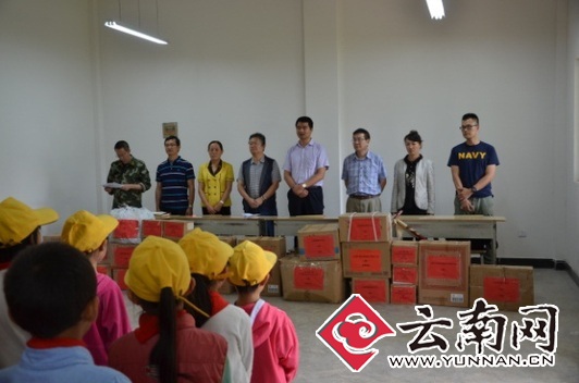  云南网情牵寻甸贫困小学 筹集近2万元物资献爱心