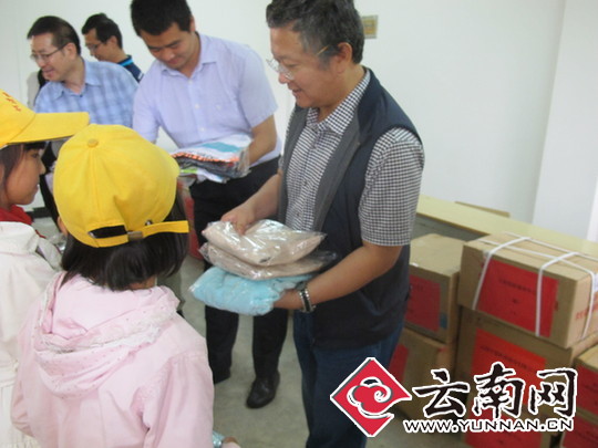 云南网情牵寻甸贫困小学 筹集近2万元物资献爱心