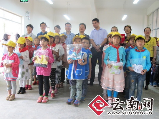  云南网情牵寻甸贫困小学 筹集近2万元物资献爱心