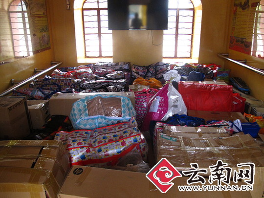 云南网情牵寻甸贫困小学 筹集近2万元物资献爱心