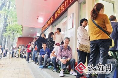  市民雨中排长龙兑换猴币 每位市民限兑换10枚
