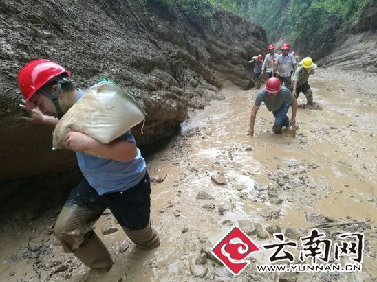  云南永善县党员干部徒步进山为受灾群众送物资