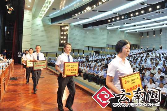  昆明公交隆重纪念建党95周年 表彰党建工作先进集体和个人