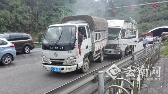  安楚往昆明彩云至恐龙谷间多车追尾致交通中断