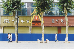  昆明正义路与人民中路交叉口珠宝城层层转租 房东收不到租金封铺