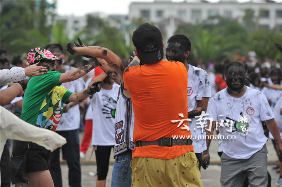 狂欢进行时：普者黑“花脸节”开幕 越“抹黑”越幸福