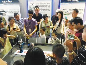  云南首届机器人嘉年华新奇多 孩子体验科技魅力之旅