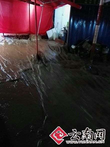  昆明连续降雨致淹水 “拖鞋哥”民警全力抗洪