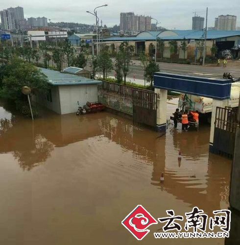  昆明连续降雨致淹水 “拖鞋哥”民警全力抗洪