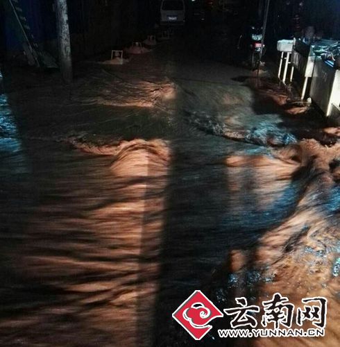  昆明连续降雨致淹水 “拖鞋哥”民警全力抗洪