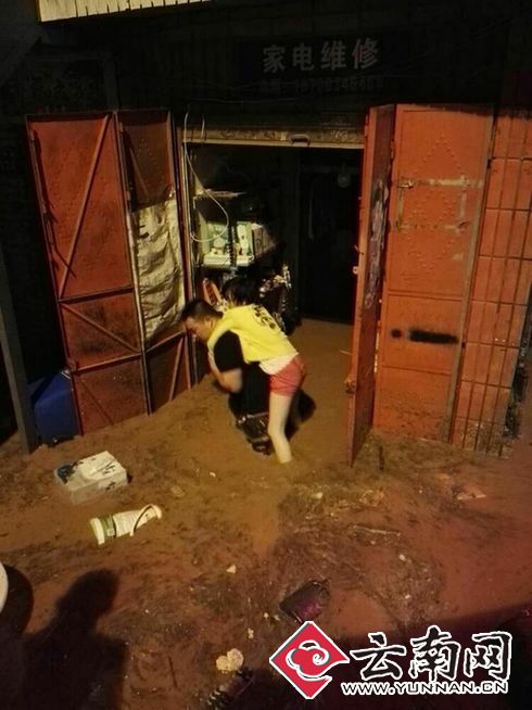  昆明连续降雨致淹水 “拖鞋哥”民警全力抗洪