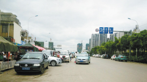  昆明海屯路云师大商学院门口黑车占道揽客造成交通拥堵