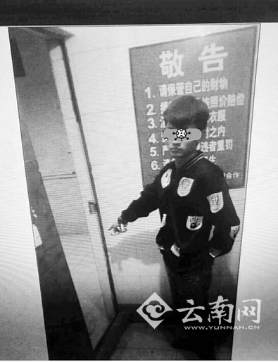  年轻女澡堂洗澡 19岁裸男站在门口瞧