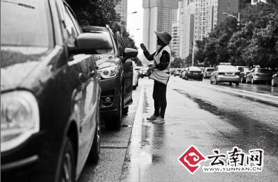  昆明西山区河宏路45个停车位何方神圣在收费？社区曾调查但无果