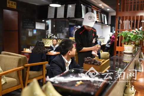  出乎意料20元就能在昆明机场吃到的美食有十多种