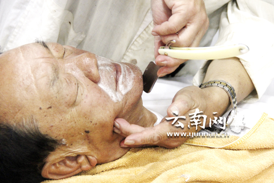 【图片故事】昆明老向阳理发室：最后的剃刀修面