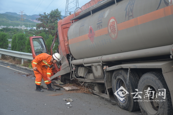 云南蒙自一满载汽油罐车撞上货车 多部门12小时排除险情