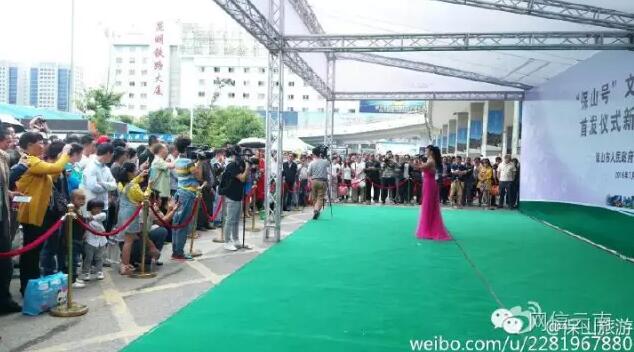 【2016我在云南过暑假】那么多人在云南昆明火车站围观，看什么？