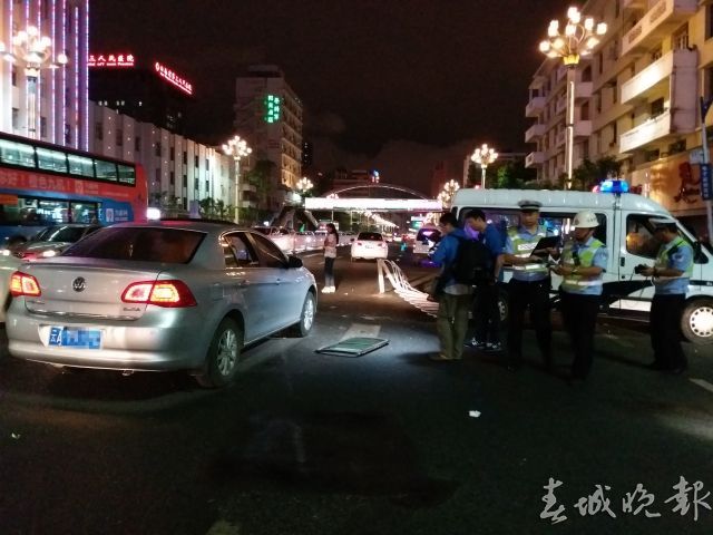 警车肇事