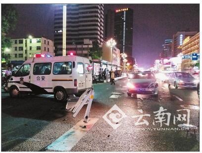  警车先碰前车失控 撞坏护栏撞伤对头车辆