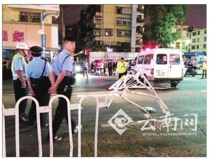  警车先碰前车失控 撞坏护栏撞伤对头车辆