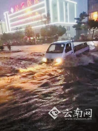  暴雨淹了半个玉溪城 商户玻璃门被“浪”打碎