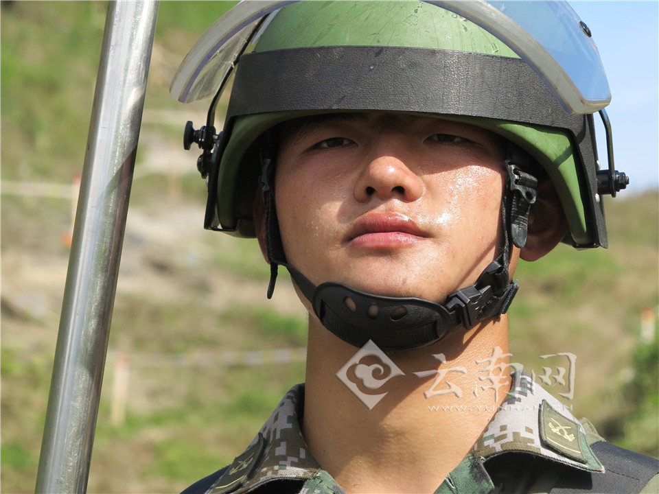 云南网记者走进中越边境雷场 亲身体验“拆弹部队”