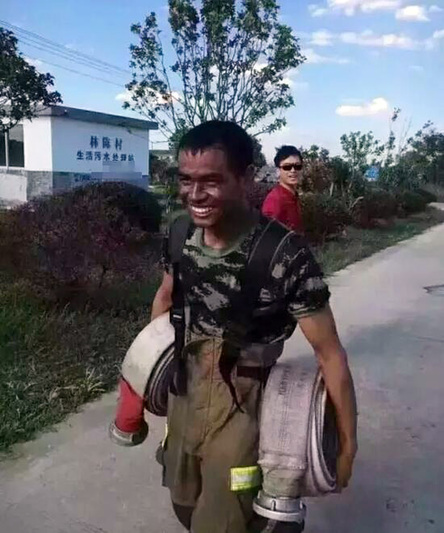  感动无数云南网友 人民日报为之点赞 他们是谁？