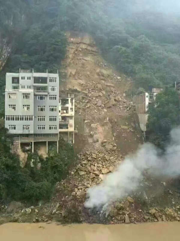  云南盐津老城区发生山体滑坡 一仓库被毁